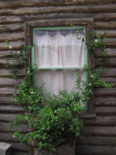 95 - Charming window in Covelo