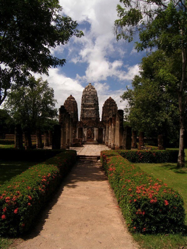 25 - Entrance to Wat Sri Sawai, Sukhotai