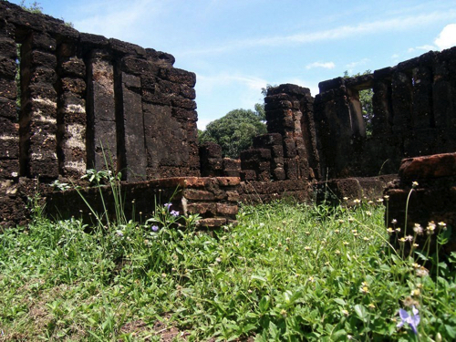 33 - Ruins at Wat Sri Sawai, Sukhotai